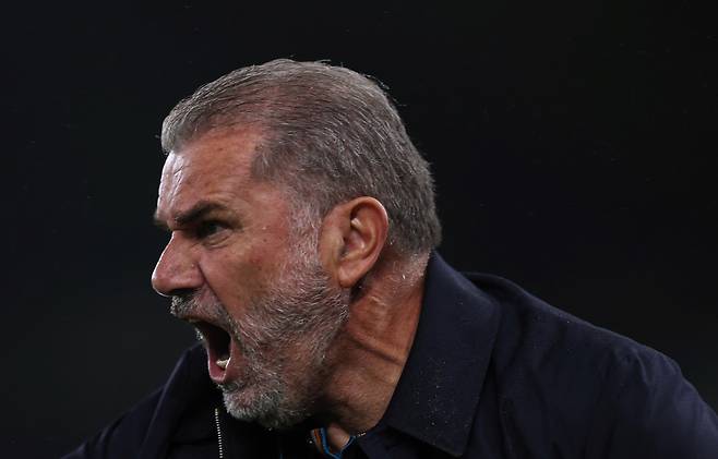 노팅엄 안지 포스테코글루 감독이 18일 컵대회 스완지전에서 선수들을 독려하고 있다. 로이터연합뉴스