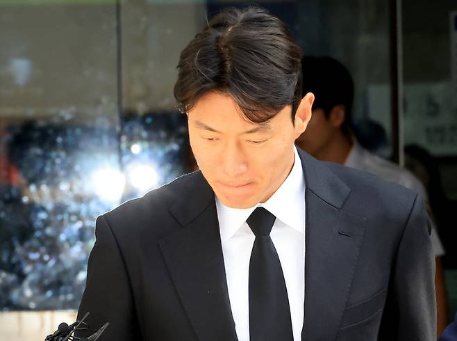 황의조가 지난 4일 서울 서초구 서울중앙지법에서 열린 성폭력범죄의 처벌 등에 관한 특례법 위반(카메라 등 이용촬영) 혐의 2심 선고재판에서 징역형 집행유예 선고를 받고 법원을 나서며 기자의 질문에 답하고 있다. 연합뉴스