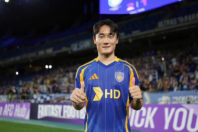 울산 HD 엄원상이 17일 청두 룽청과의 ACLE 홈 경기에서 승리한 뒤 기념 촬영하고 있다. 프로축구연맹 제공