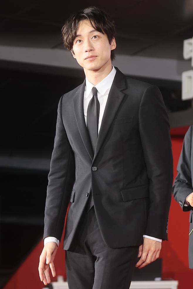 배우 사카구치 켄타로가 17일 부산 해운대구 우동 영화의전당에서 열린 제30회 부산국제영화제 레드카펫에서 포즈를 취하고 있다. 2025.9.17. 연합뉴스