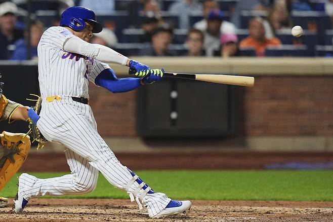 후안 소토가 18일 미국 뉴욕 시티필드에서 열린 샌디에이고 파드리스와 2025 메이저리그(MLB) 정규리그 홈경기에서 5회말 솔로홈런을 치고 있다.      뉴욕 | AP연합뉴스