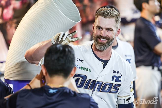 NC 맷 데이비슨이 17일 창원 SSG전 홈런을 때리고 더그아웃에서 기념 사진을 찍고 있다. NC 다이노스 제공
