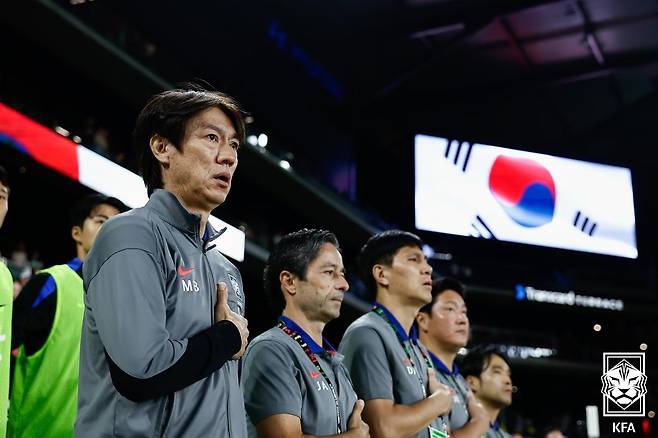 홍명보 축구대표팀 감독(왼쪽)이 지난 10일 멕시코와 두 번째 평가전을 앞두고 애국가를 부르고 있다. 대한축구협회 제공