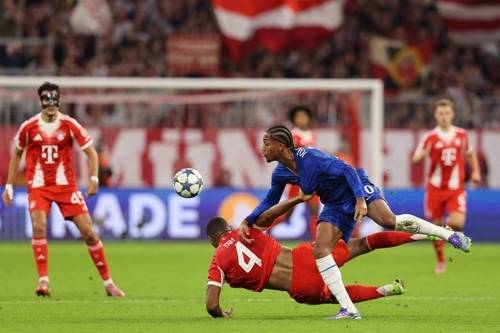 뮌헨 요나탄 타가 18일 첼시전에서 주앙 페드로와 볼 경합을 하며 넘어지고 있다. AFP연합뉴스