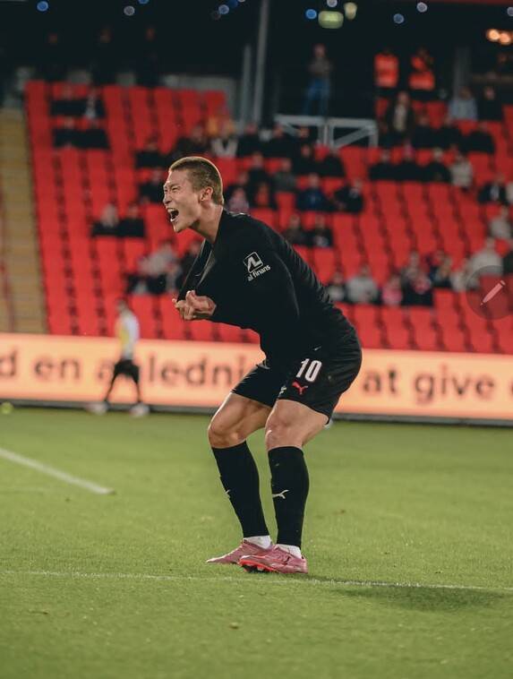 ▲ 선수에게 1년이 넘는 공백은 곧 ‘커리어 위기’와 직결된다. 팬들 기억에서 잊히고 팀 내 입지는 약해지며 대표팀 경쟁에서도 멀어질 수밖에 없다. 조규성 역시 그런 불안감을 누구보다 크게 느꼈다. 그러나 그는 주저앉지 않았다. 묵묵히 땀을 흘리며 복귀를 준비했고 오랜 시간 끝에 마침내 ‘그 날’을 맞이했다. ⓒ 미트윌란 SNS