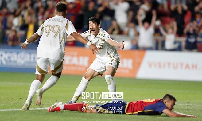 ▲ 이번 해트트릭으로 손흥민(가운데)은 단순히 득점 기록뿐 아니라 팀 전체에 미치는 영향력에서도 압도적인 스타란 점을 여실히 증명했다. 정교한 슈팅과 성실한 전방 압박, 부드러운 연계 플레이는 동료들에게 '안정감'을 주었고 LAFC 공격 패턴은 손흥민을 중심으로 다채로운 전술이 가능해졌다.&nbsp;