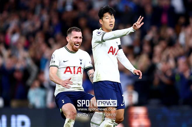 ▲ 손흥민은 토트넘 시절부터 ‘해트트릭 제조기’로 불렸다. 아시아 국적 최초로 EPL 득점왕을 차지한 2021-2022시즌엔 32라운드 애스턴 빌라를 제물로 해트트릭을 완성했다. 2022-2023시즌에도 EPL 8라운드에서 레스터시티 속을 쓰리게 했다. 이 경기선 후반 14분 교체로 피치를 밟아 후반 28분, 후반 39분, 후반 41분 차례로 득점포를 가동했다. 불과 10여분 만에 세 골을 몰아치고 자신을 벤치 대기시킨 안토니오 콘테 당시 토트넘 감독에게 '무언의 메시지'를 건네 화제를 모으기도 했다.