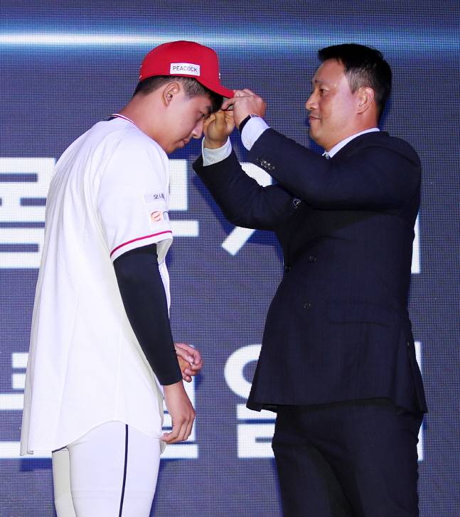 김재현 단장(오른쪽)이 /사진=SSG 랜더스 제공