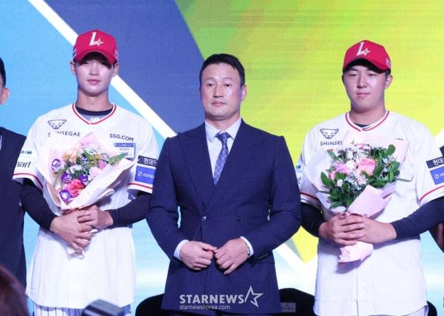 SSG의 지명을 받은 1라운더 김민준(오른쪽)과 2라운더 김요셉(왼쪽)이 김재현 단장과 함께 기념촬영을 하고 있다. /사진=김진경 대기자