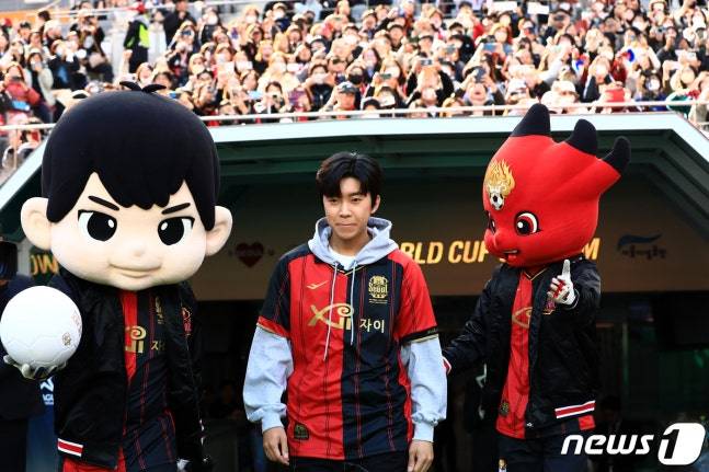 임영웅이 지난 2023년 4월 서울월드컵경기장에서 열린 2023 하나원큐 K리그1 6라운드 FC서울과 대구FC의 경기에서 승리 기원 시축을 위해 그라운드로 나오고 있다. /사진=뉴스1