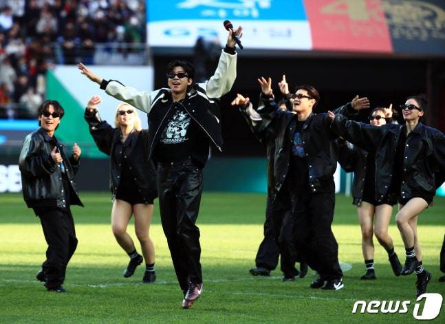 가수 임영웅이 2023년 4월 서울월드컵경기장에서 열린 2023 하나원큐 K리그1 6라운드 FC서울과 대구FC의 경기 하프타임에 팬들을 위한 공연을 펼치고 있다. /사진=뉴스1