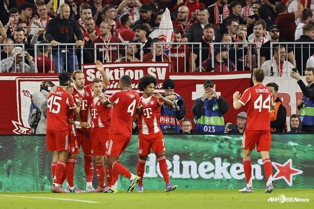 바이에른 뮌헨 선수들이 18일 오전 4시(한국시간) 독일 뮌헨 알리안츠 아레나에서 열린 2025~2026시즌 UEFA 챔피언스리그(UCL) 리그 페이즈 1라운드 중 해리 케인의 득점을 축하하고 있다. /AFPBBNews=뉴스1