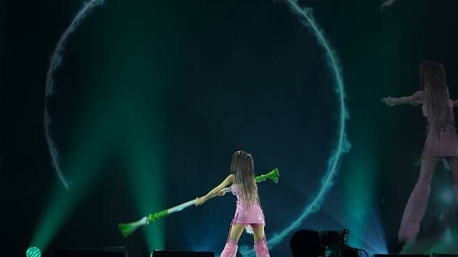 최예나, 日 팬심 사로잡은 단독쇼..하츠네 미쿠와 협업 신곡 깜짝 공개