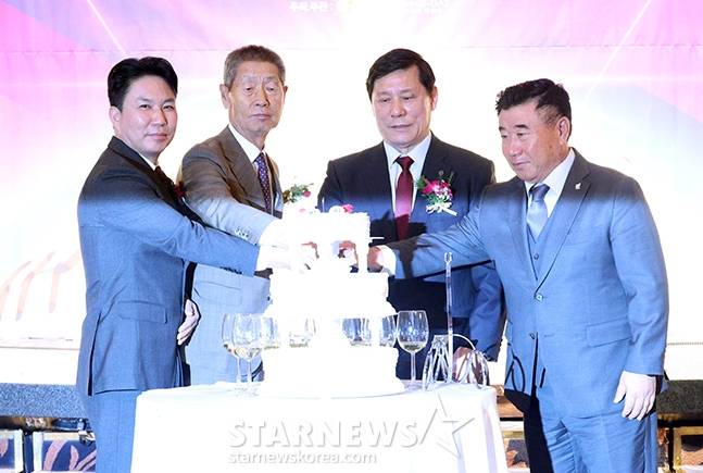2024년 12월 10일 2024 뉴트리디데이 일구상 시상식이 서울강남구 리베라 호텔에서 열렸다. 김형대 뉴트리디데이 대표(왼쪽부터), 김성근 감독, 허구연 총재(일구대상), 김광수 일구회 회장이 시상식 후 케이크 커팅을 하고 있다. /사진=김진경 대기자