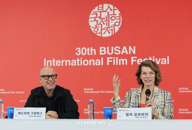 (부산=뉴스1) 권현진 기자 = 애드리언 그런버그 감독과 밀라 요보비치(오른쪽)가 18일 부산 해운대구 영화의전당에서 열린 제30회 부산국제영화제(BIFF) ‘프로텍터’ 기자간담회에 참석해 취재진 질문에 답하고 있다. 2025.9.18/뉴스1  Copyright (C) 뉴스1. All rights reserved. 무단 전재 및 재배포,  AI학습 이용 금지. /사진=(부산=뉴스1) 권현진 기자