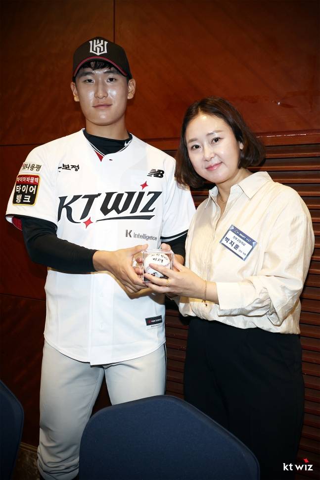 전주고 박지훈이 지난 17일 2026 KBO 신인드래프트에서 KT의 1라운드 지명을 받고 누나와 함께 미소 짓고 있다. /사진=KT 위즈 제공