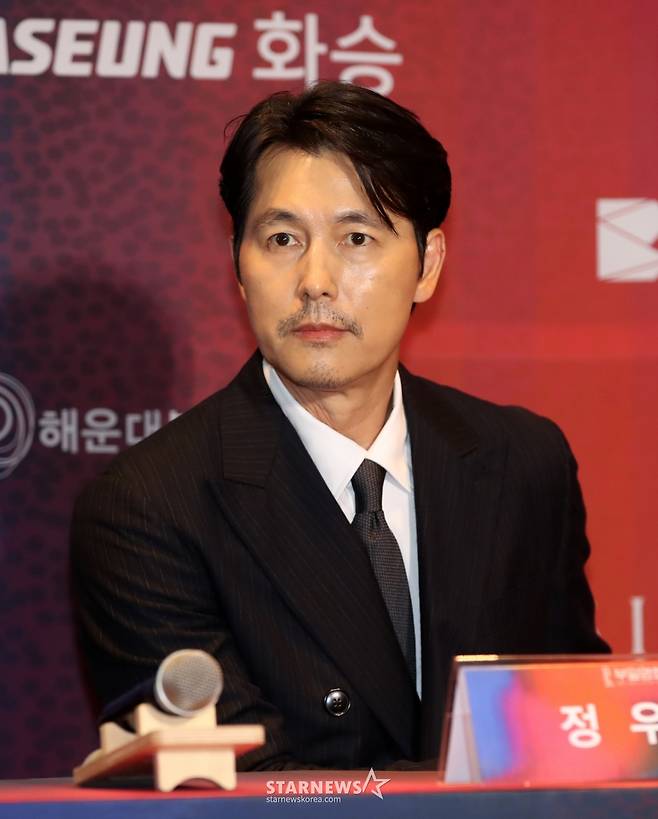 (부산=뉴스1) 윤일지 기자 = 배우 정우성이 18일 오후 부산 해운대구 시그니엘 부산에서 열린 '2025 부일영화상' 핸드프린팅 행사에 참석하고 있다.  2025.9.18/뉴스1  Copyright (C) 뉴스1. All rights reserved. 무단 전재 및 재배포,  AI학습 이용 금지. /사진=(부산=뉴스1) 윤일지 기자