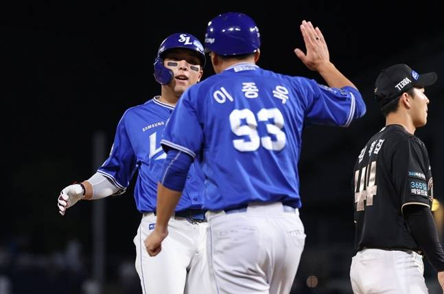 삼성 김영웅(왼쪽)이 18일 창원 NC전에서 8회초 1타점 역전타를 기록한 후 세리머니를 하고 있다. /사진=삼성 라이온즈 제공