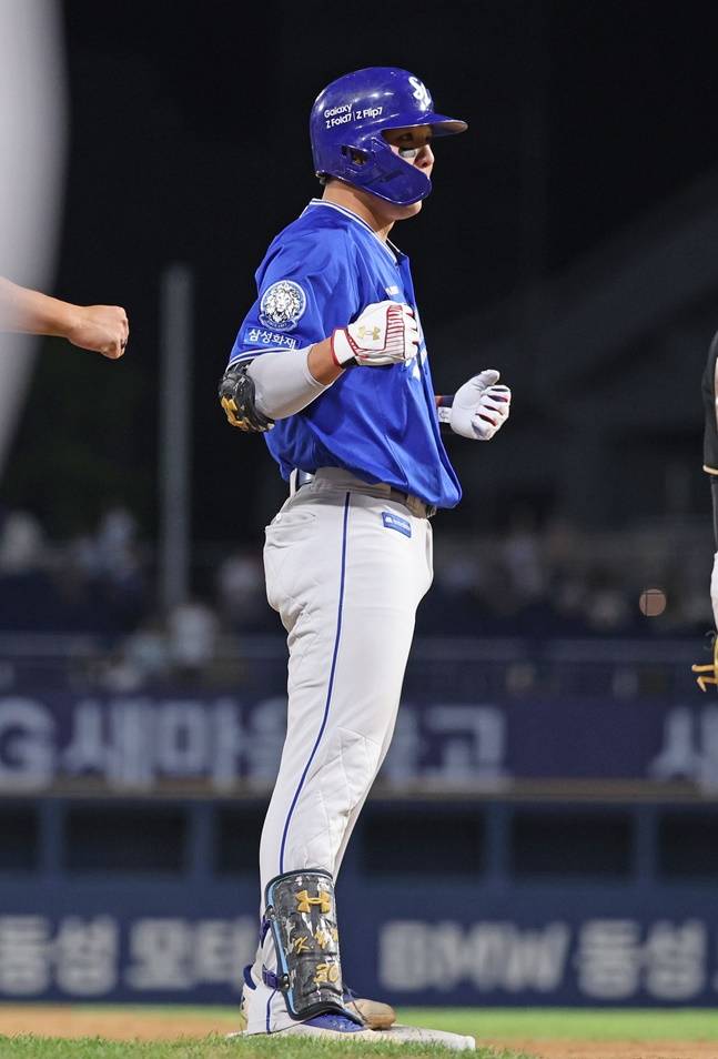 삼성 김영웅이 18일 창원 NC전에서 8회초 1타점 역전타를 기록한 후 세리머니를 하고 있다. /사진=삼성 라이온즈 제공