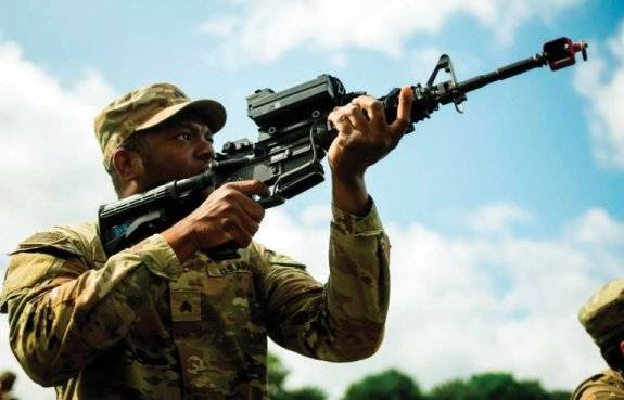 미국 육군 병사가 드론 대응용 장비 ‘스매시’를 장착한 M4A1 소총을 겨누고 있다. 최근 전투 장비가 다종다양해지면서 보병이 감당해야 하는 군장도 무거워지고 있다. 미국 국방부 제공&nbsp;