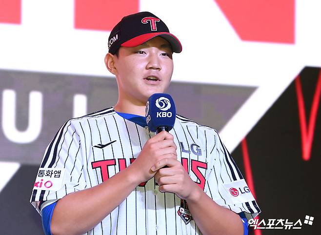 17일 오후 서울 송파구 롯데호텔 월드에서 열린 '2026 KBO 신인 드래프트'에 참석한 LG 트윈스에서 양우진(경기항공고)이 1라운드 8순위로 지명된 뒤 소감을 전하고 있다. 엑스포츠뉴스 잠실, 고아라 기자