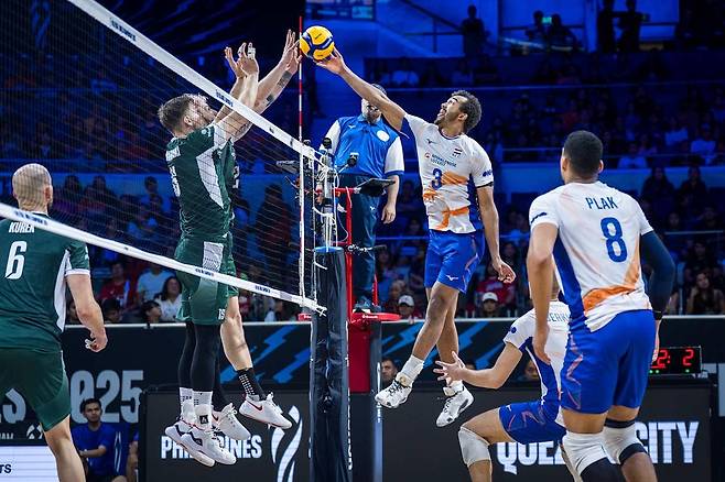 폴란드전에서 공격하는 네덜란드의 아히(3번 선수) [FIVB 홈피 캡처. 재판매 및 DB 금지]