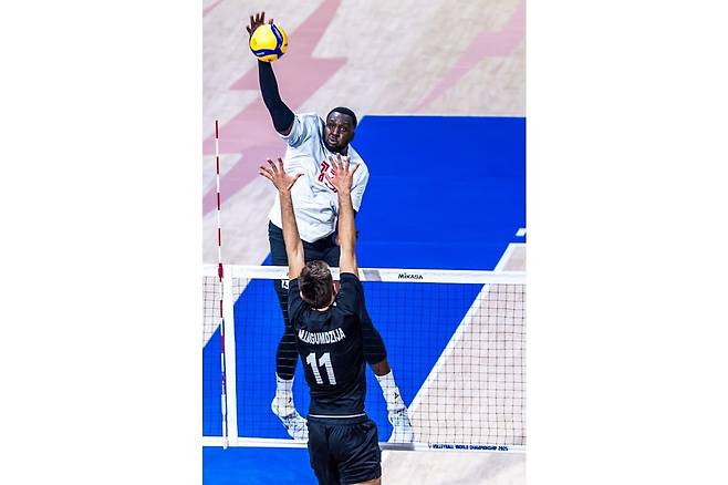 튀르키예전에서 공격하는 캐나다의 베논(13번) [FIVB 홈피 캡처. 재판매 및 DB 금지]