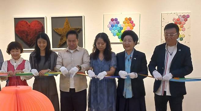 개막 테이프 커팅하는 주요 참석자들 (서울=연합뉴스) 박현수 기자 = 17일 오후 서울 종로구 인사동 경인미술관에서 열린 K-종이접기 그룹전 개막식에서 주요 참석자들이 테이프 커팅을 하고 있다. 왼쪽부터 하진희 명인·김보경·김준혁·김정화 작가, 노영혜 종이문화재단 이사장, 김영만 종이문화재단 평생교육원장.  2025. 9. 17. phyeonsoo@yna.co.kr