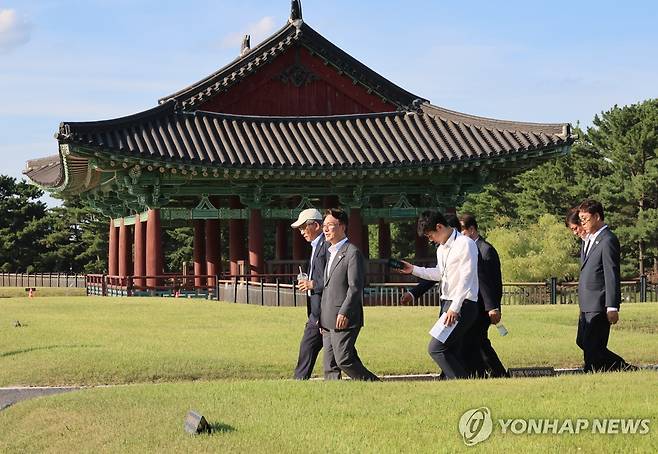 동궁과 월지 둘러보는 김민석 총리 (경주=연합뉴스) 이정훈 기자 = 김민석 국무총리가 29일 경북 경주시 동궁과 월지를 찾아 APEC 참가자 관광 프로그램 준비 현황을 보고 받은 뒤 현장을 둘러보고 있다. 2025.8.29 uwg806@yna.co.kr