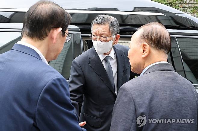 박삼구 전 금호 회장, 2심서 집행유예 (서울=연합뉴스) 임화영 기자 = 박삼구 전 금호아시아나그룹 회장이 18일 서울고법에서 열린 계열사 부당 지원 및 3천억원대 회삿돈 횡령 혐의 관련 2심 선고에서 징역 2년 6개월에 집행유예를 선고 받은 뒤 법정을 나서고 있다. 
    1심은 징역 10년을 선고한 바 있다. 2025.9.18 [공동취재] hwayoung7@yna.co.kr