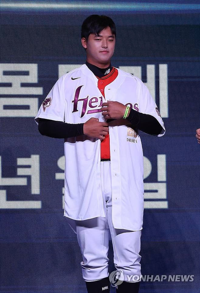 북일고 박준현, 신인드래프트 전체 1순위 키움행 (서울=연합뉴스) 서명곤 기자 = 17일 서울 송파구 롯데호텔 월드에서 열린 2026 KBO 신인 드래프트에서 키움 히어로즈에 1라운드 1순위 지명을 받은  천안북일고 오른손 투수 박준현이 유니폼을 입고 있다. 2025.9.17 seephoto@yna.co.kr