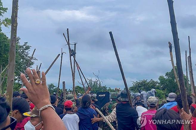 태국 군경-캄보디아 주민, 국경지대서 충돌…20여명 부상 지난 17일(현지시간) 태국 동부 사깨우주와 캄보디아 북서부 반띠어이미언쩨이주 접경지대에서 캄보디아 주민들이 태국군의 철조망 설치에 항의하는 시위를 벌이는 모습. 2025.09.18
[AFP 연합뉴스 자료사진. 재판매 및 DB 금지]