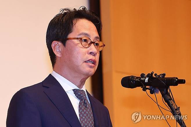 해킹 피해 사과문 발표하는 조좌진 대표 (서울=연합뉴스) 서대연 기자 = 조좌진 롯데카드 대표이사가 18일 서울 중구 부영태평빌딩에서 해킹 사고로 인한 고객 정보 유출사태에 대한 사과문을 발표하고 있다. 2025.9.18 dwise@yna.co.kr