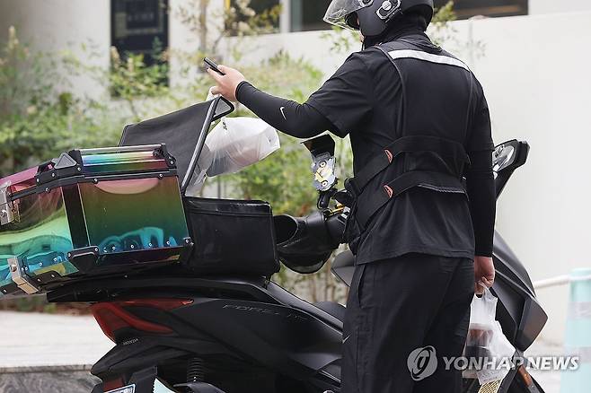 배달 (서울=연합뉴스) 강민지 기자 = 17일 서울 강남구에서 배달하는 라이더들 모습 2025.6.17 mjkang@yna.co.kr