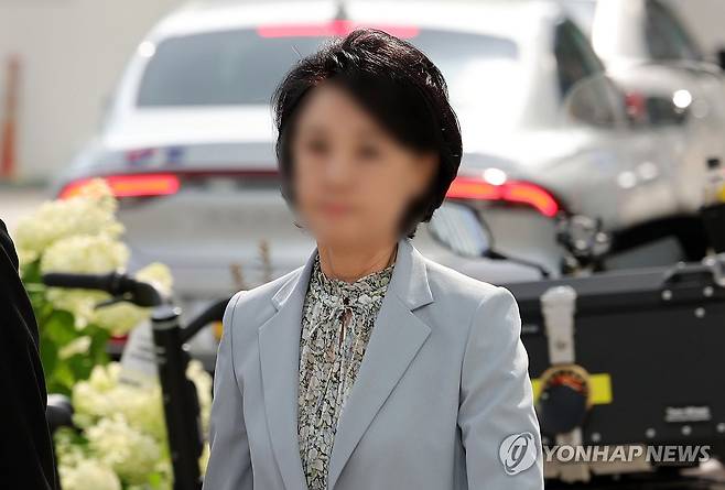 통일교 총재 비서실장 특검 소환 (서울=연합뉴스) 이진욱 기자 = 한학자 통일교 총재 비서실장인 정모 씨가 8일 조사를 받기 위해 민중기 특별검사팀이 있는 서울 종로구 KT광화문빌딩 웨스트로 출석하고 있다. 
    정씨는 통일교 측이 2022년 4∼8월께 건진법사 전성배씨를 통해 김건희 여사에게 다이아몬드 목걸이와 샤넬 백 등을 건네며 교단 현안을 청탁한 혐의를 받는다. 2025.8.8 [공동취재] cityboy@yna.co.kr