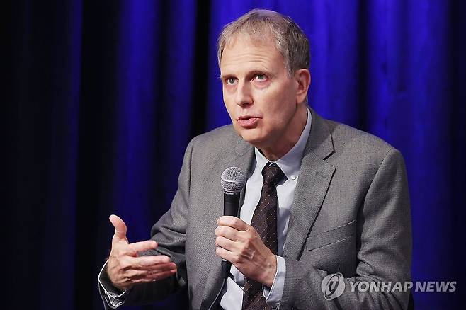 질문에 답하는 케빈 케너 (서울=연합뉴스) 진연수 기자 = 피아니스트 케빈 케너가 18일 오후 서울 종로구 크레디아클래식클럽에서 열린 기자간담회에서 질문에 답하고 있다. 2025.9.18 jin90@yna.co.kr