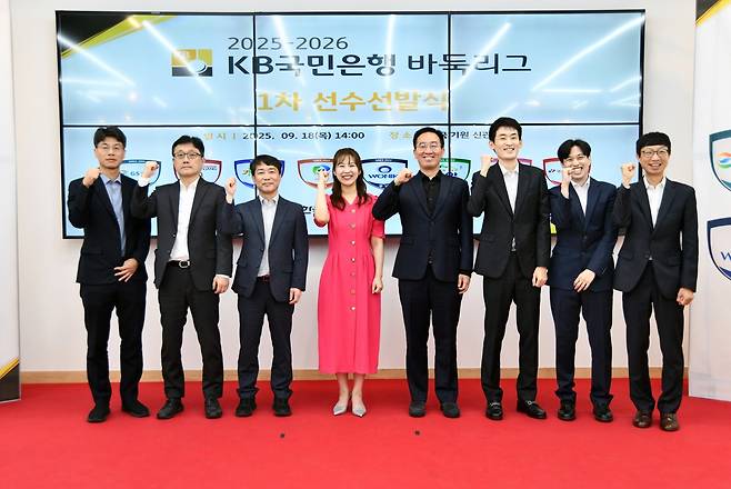 KB바둑리그 선수 선발식에 나선 8개 팀 감독 [한국기원 제공. 재판매 및 DB 금지]