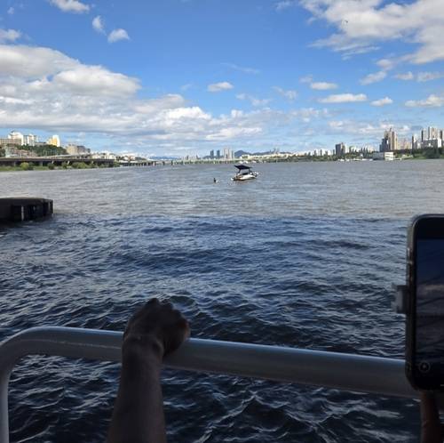 한강버스 항로 주변 레저보트, 수상스키를 즐기는 시민 [촬영 정수연]