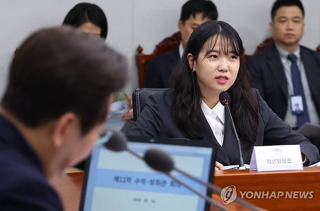 발표하는 최지원 청년담당관 (서울=연합뉴스) 김도훈 기자 = 최지원 청년담당관이 18일 서울 용산 대통령실에서 열린 이재명 대통령 주재 수석보좌관 회의에서 발표하고 있다. 2025.9.18 superdoo82@yna.co.kr