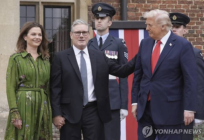 18일(현지시간) 스타머 총리가 부인 빅토리아와 함께 트럼프 대통령 환영하는 모습 [AP 연합뉴스. 재판매 및 DB 금지]