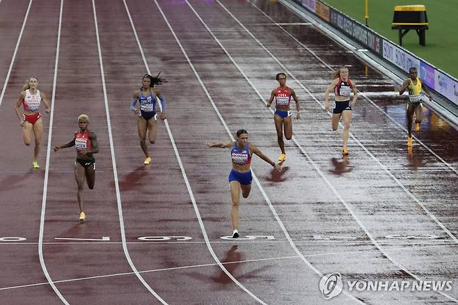 매클로플린, 400ｍ 우승 (도쿄 AP=연합뉴스) 매클로플린(가운데)이 18일 일본 도쿄 국립경기장에서 열린 2025 세계육상선수권대회 여자 400ｍ 결선에서 가장 먼저 결승선을 통과하고 있다.
