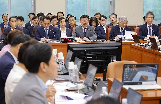 ▲ 윤호중 행정안전부 장관이 17일 서울 여의도 국회에서 열린 행정안전위원회 전체회의에 참석해 의원 질의에 답변하고 있다. /연합뉴스