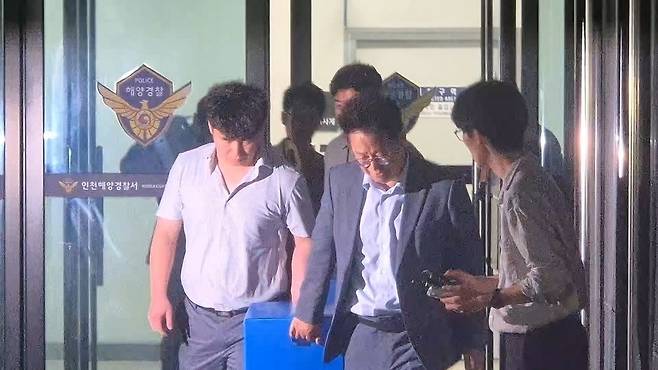 ▲ 18일 오후 9시53분쯤 인천지검 관계자들이 인천해양경찰서 후문을 통해 압수품을 갖고 빠져 나가고 있다. / 안지섭 기자 ajs@incheonilbo.com