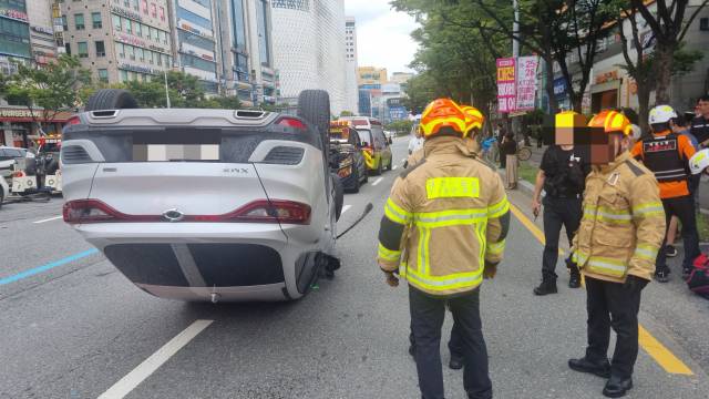 19일 오후 2시50분경 대전 서구 둔산동의 한 도로에서 교통사고가 발생해 SUV 차량이 전복돼 있다. 대전소방본부 제공