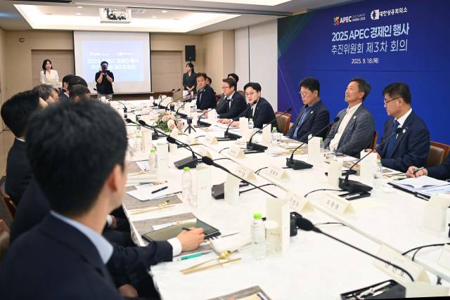 김정관 산업통상자원부 장관이 18일 경북 경주 강동 다이너스 컨트리클럽에서 열린 제3차 아시아태평양경제협력체(APEC) 경제인 행사 추진위원회 회의에 참석해 발언하고 있다. 연합뉴스