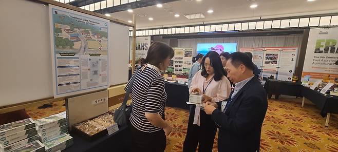 상주시가 제9회 동아시아 농어업유산협의회 국제컨퍼런스에 참가해 상주전통곶감농업을 알리고 있다. /상주시 제공