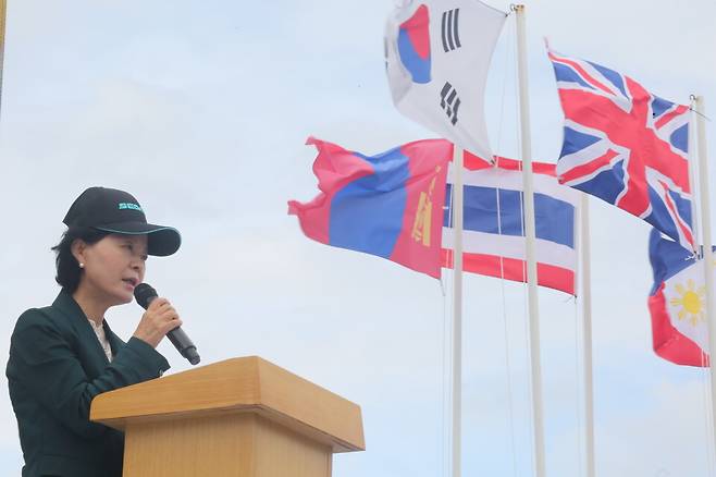 제3회 제주국제슈퍼컵카이트보딩대회(박성제 조직위원장)가 19일 제주시 구좌읍 종달리 해안에서 세계 15개국 선수단이 참석한 가운데 개막했다. 17일 공식 경기가 시작된 이번 대회는 19일 개회식 이후에도 21일까지 총 5일간 열리고 있다. 오영훈 제주특별자치도지사를 대신해 김애숙 정무부지사가 개회식에서 환영사를 하고 있다.&nbsp;ⓒ제주의소리&nbsp;