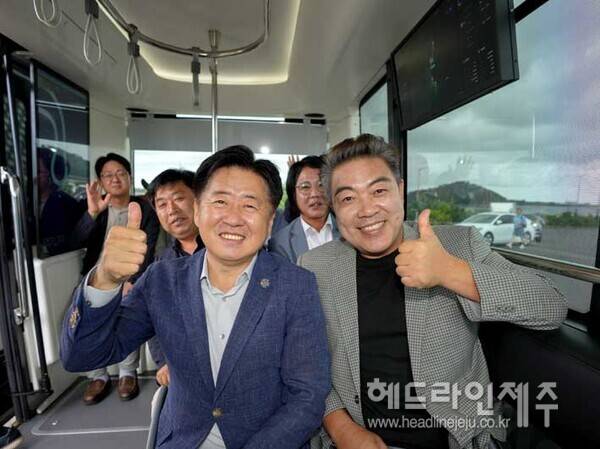 제주 관광형 자율주행 노선버스에 탑승한 오영훈 제주도지사(왼쪽)와 이원종 제주도 홍보대사(오른쪽)