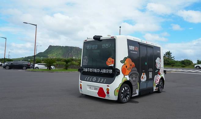 핸들과 페달 없이 자율주행 레벨 4단계를 체감할 수 있는 8인승 자율주행버스 모습.