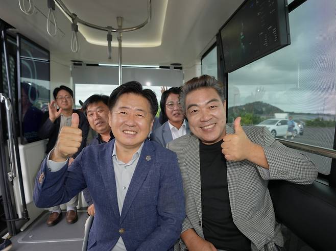 19일 서귀포시 성산읍에서 열린 자율주행버스 '일출봉 GO!' 시승식에서 오영훈 제주도지사(왼쪽)와 제주도 홍보대사인 배우 이원종씨 등이 탑승했다.
